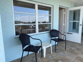 Seagrape Bay #505 - cozy home with screened-in lanai